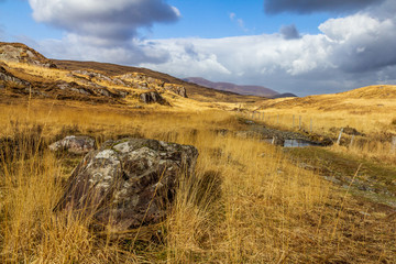 Obraz premium Typical landscape from Ireland. Amazing picturesque view of wonderful nature. Rocks, stones, mountains, cloudy sky, colorful. Very popular travel destination. Travel, explore, discover, enjoy.