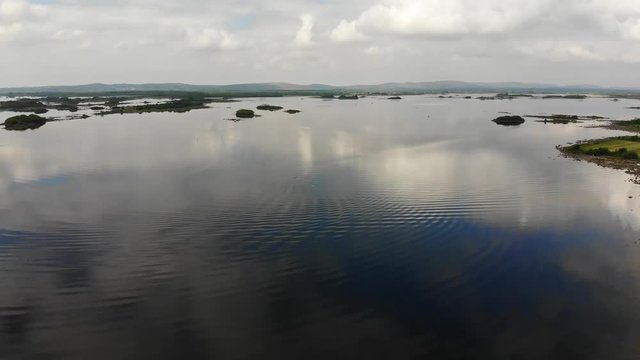 Kamerafahrt &uuml;ber den Lake Corrib - Irland - Luftaufnahme