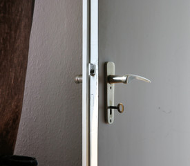 Tür mit angerostetem Schlüssel