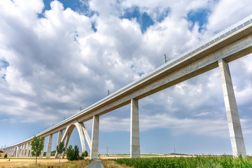 Sehr lange Eisenbahnbrücke als wichtiger Verkehrsweg