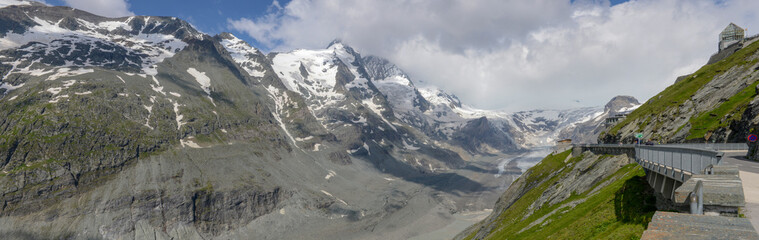 Obraz premium Grossglockner, the highest mountain in Austria with the Pasterze glacier