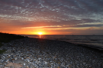 Obraz premium Sonnenuntergang am Strand Ostsee Kiesstrand