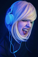 Mujer DJ joven en una discoteca 