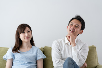 話し合う夫婦イメージ