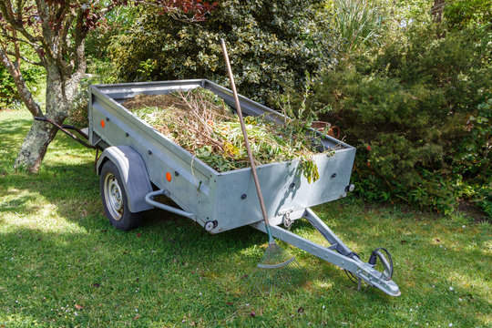 Remorque remplie de d&eacute;chets de jardin