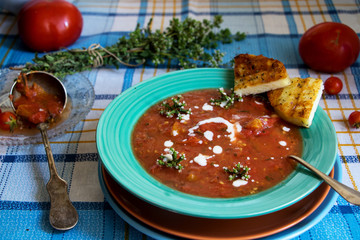 Tomatensuppe mit Sahne, Oregano und gegrillten käsescheiben