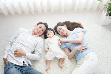 家族イメージ、赤ちゃんと両親、寝る