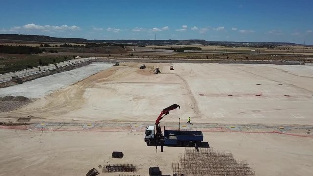 actividad en la obra, construcci&oacute;n de nave industrial,tomas aereas