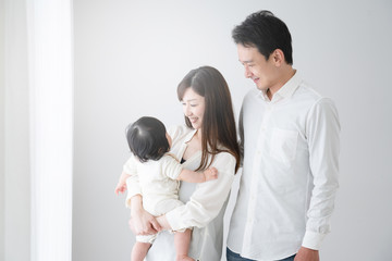 家族イメージ、赤ちゃんと両親