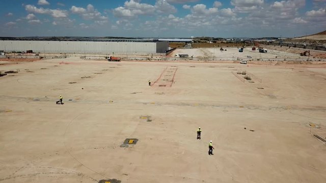 actividad en la obra, construcci&oacute;n de nave industrial,tomas aereas