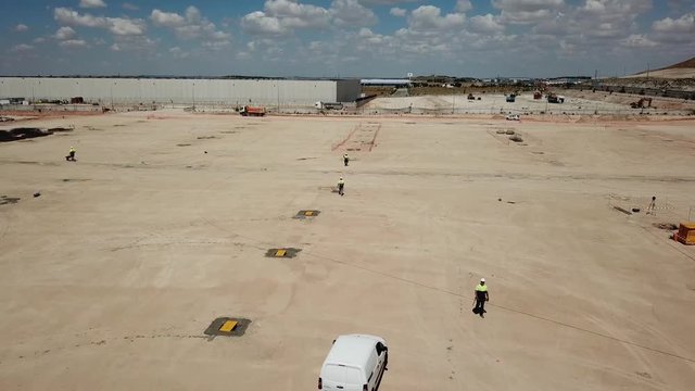 actividad en la obra, construcci&oacute;n de nave industrial,tomas aereas