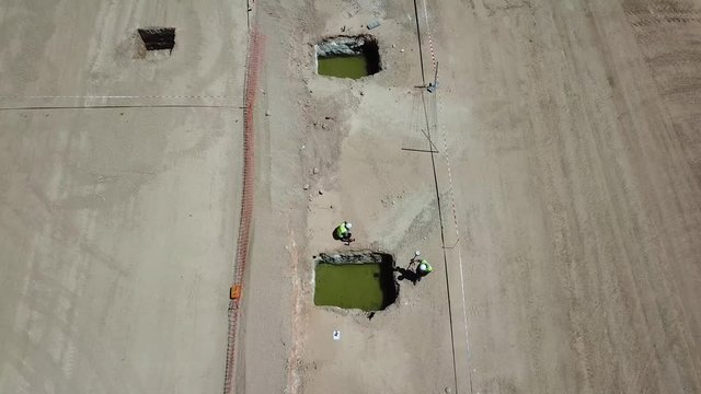 A&Eacute;REO.TRABAJADORES EN CONSTRUCCI&Oacute;N, REVISANDO CIMIENTOS , MOVIMIENTO DE TIERRAS