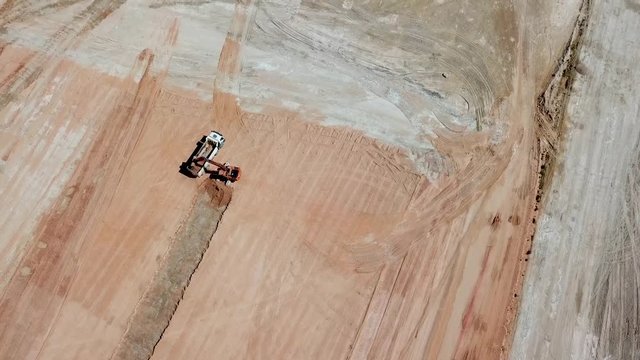 A&Eacute;REA.MOVIMIENTO DE TIERRAS EN UNA CONSTRUCCI&Oacute;N DE UNA NAVE.ESCAVADORA CARGANDO TIERRA EN CAMI&Oacute;N 