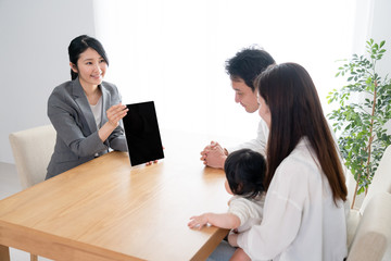 Obraz premium 赤ちゃんの保険を検討