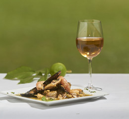 Plato de marisco con vino blanco