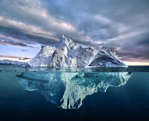 Papier Peint photo Lavable Blue nuit iceberg avec vue au-dessus et sous-marine
