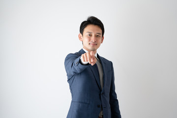 ビジネスマン、指をさす