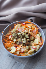 Salade de crudités et tofu