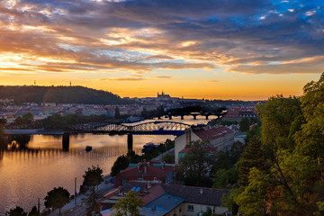 Fototapeta premium Blick auf Prag mit der Moldau am Abend