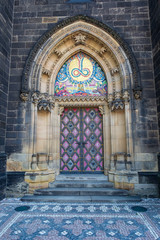 Fototapeta premium Eingang zur Kathedrale des St. Peter und St. Paul in Vysehrad/Prag/Tschechien
