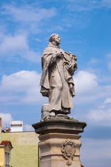 Statue des Hl. Philippus Benitius auf der Karlsbre&uuml;cke in Prag/Tschechien