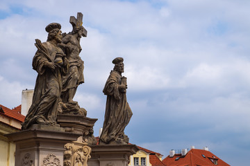 Fototapeta na wymiar Die Statuen der Hl. Cosman und Damian auf der Karlsbrücke in Prag/Tschechien