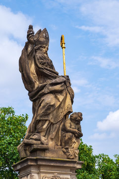 Die Statue des Hl. Augustinus auf der Karlsbr&uuml;cke in Prag/Tschechien