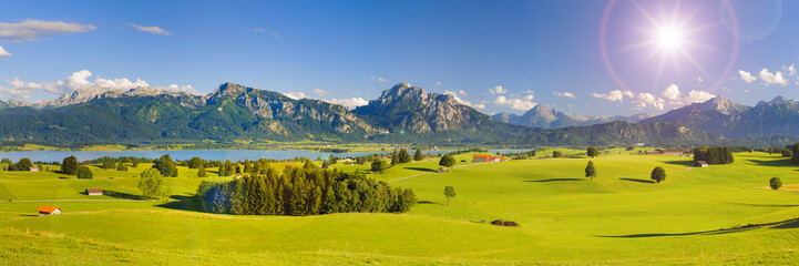 Panorama Landschaft in Bayern mit Alpen im Allgäu und Forggensee