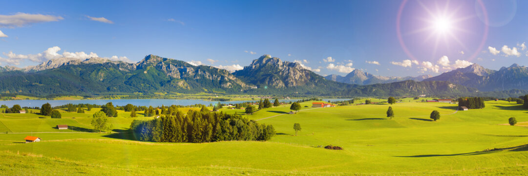 Panorama Landschaft in Bayern mit Alpen im Allg&auml;u und Forggensee
