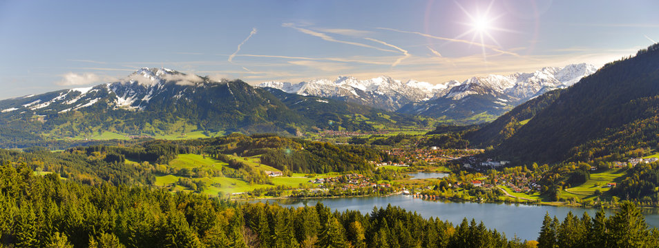 Panorama Landschaft in Bayern mit Alpen im Allgäu bei Immenstadt