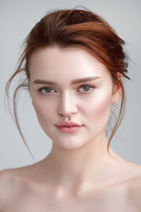 Naklejka premium Perfect red haire model with fresh natural look, nude makeup