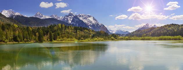 Panorama Landschaft in Bayern mit Alpen im Karwendel und Spiegelung im Isarsee