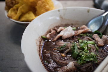 Noodle wearing thin pork and pork meatballs