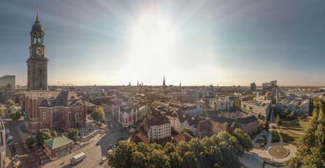 Panorama von der Neustadt in Hamburg mit St. Michaelis Kirche und Elbphilharmonie
