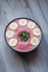 Smoothie banane, fraises et menthe