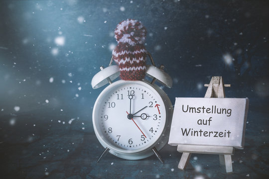 Umstellung der Uhren auf Winterzeit, Erinnerung ans Uhren umstellen –  Stock-Foto | Adobe Stock