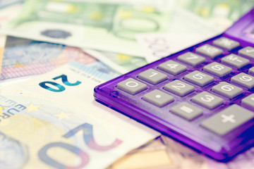 Euro Geldscheine und ein Taschenrechner