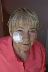 seniorin mit verband im gesicht