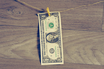 Dollar Geldschein an einer Wäscheleine