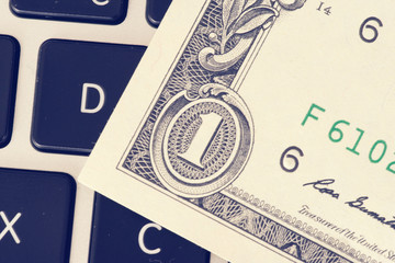 Dollar Geldschein und ein Computer