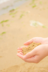 手で砂を持つ人