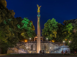 München bei Nacht - Der emporragende Friedensengel auf der Prnzregent Luitpolt Terrasse mit...