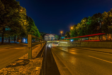 München bei Nacht - Tunnelblick, während die Autos über die Prinzregentenstrasse in den Tunnel...