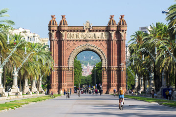 Obraz premium Budynek Arc del Triomf w dzielnicy Ciutat Vella w Barcelonie. Puste miejsce na tekst redakcji.