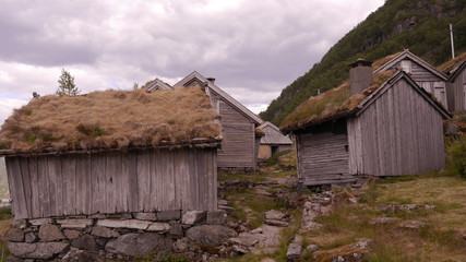 Alter Bauernhof aus dem 17. Jahrhundert, überhalb des Hylsfjorden, Norwegen