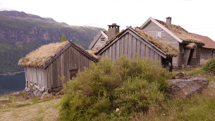Fototapeta na wymiar Alter Bauernhof aus dem 17. Jahrhundert, überhalb des Hylsfjorden, Norwegen