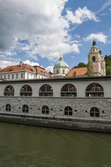 Obraz premium Slovenia, 24/06/2018: lo skyline del centro di Lubiana, la capitale slovena, con vista sul fiume Ljubljanica, conosciuto nel Medioevo come la Ljubija