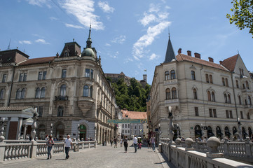 Fototapeta premium Slovenia, 24/06/2018: lo skyline di Lubiana visto dal Tromostovje, il Triplo Ponte, un gruppo di tre ponti sul fiume Ljubljanica che collegano la città medievale a quella moderna