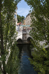 Slovenia, 24/06/2018: lo skyline di Lubiana visto dal Tromostovje, il Triplo Ponte, un gruppo di tre ponti sul fiume Ljubljanica che collegano la città medievale a quella moderna