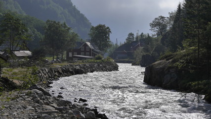 Buarbreen Gletscherfluss im morgendlichen Gegenlicht, bei tiefhängenden Wolken, Odda - Norwegen